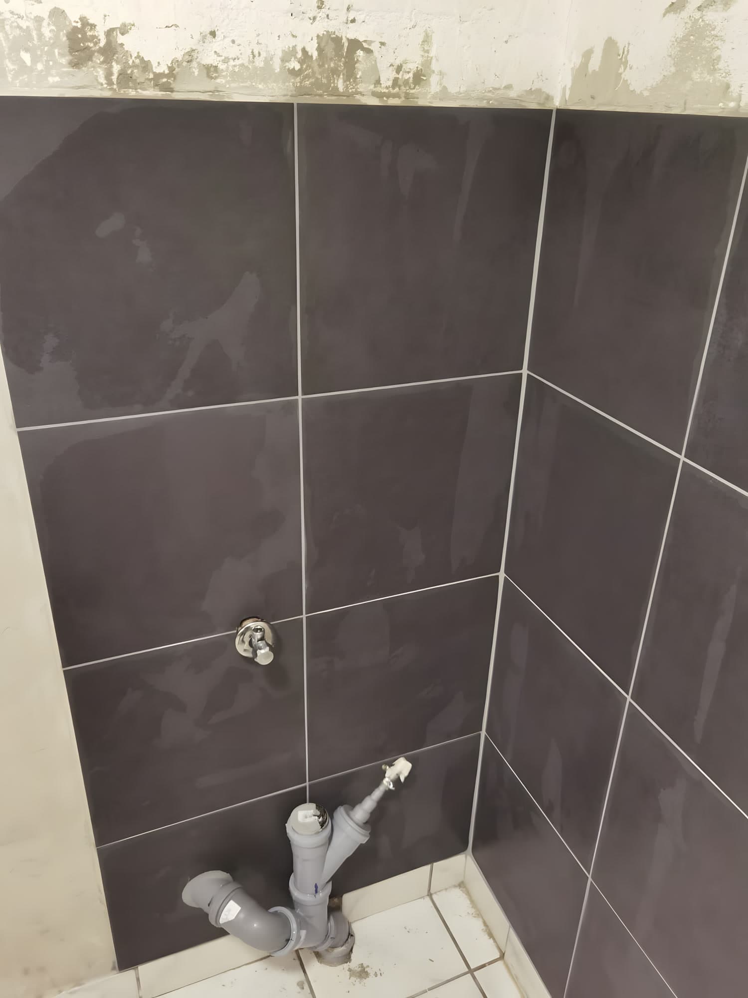 Wand neu gefliest – Nachher