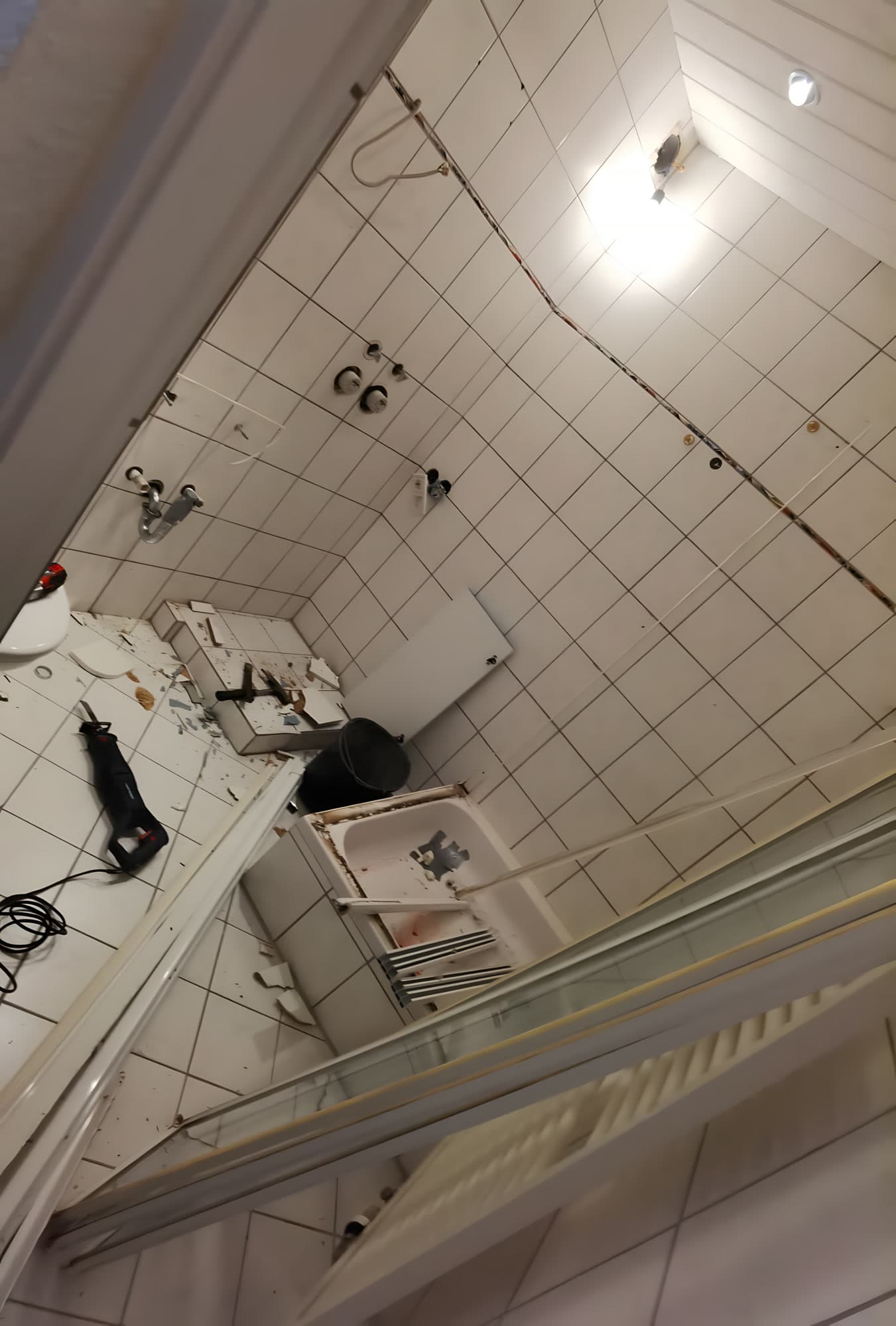 Badezimmer entkernt und neu aufgebaut – Vorher